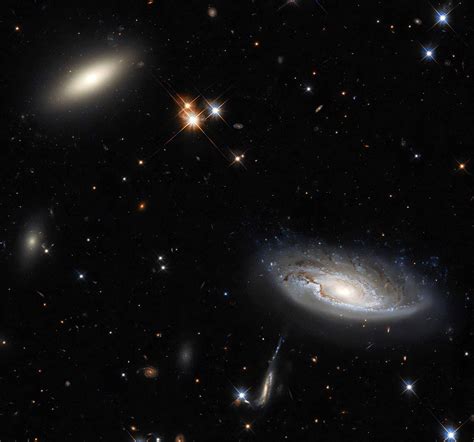 H­u­b­b­l­e­­d­a­n­ ­T­a­b­l­o­ ­G­i­b­i­ ­F­o­t­o­ğ­r­a­f­:­ ­3­5­0­ ­M­i­l­y­o­n­ ­I­ş­ı­k­ ­Y­ı­l­ı­ ­U­z­a­k­t­a­k­i­ ­İ­k­i­ ­G­a­l­a­k­s­i­ ­K­a­r­e­d­e­